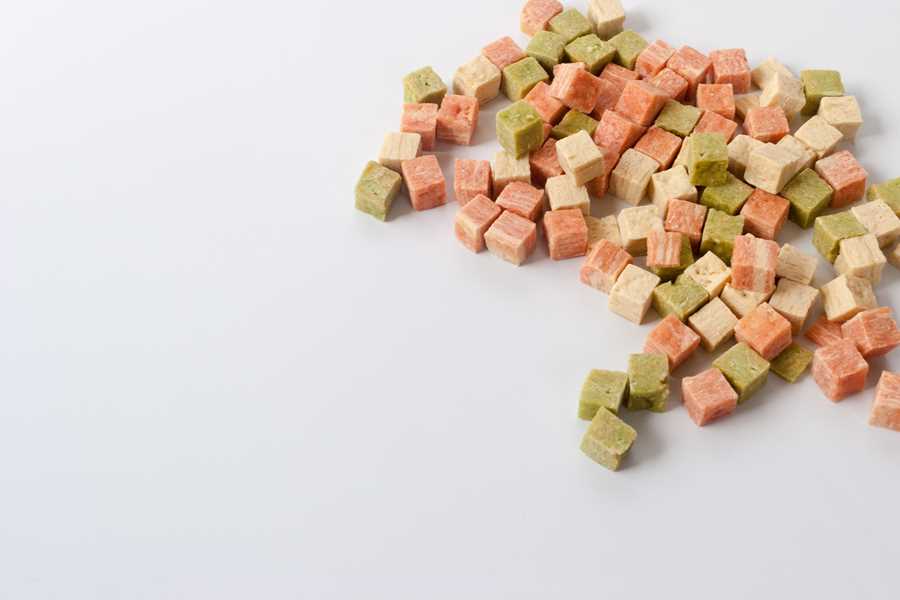 着色料の入ったペットフード