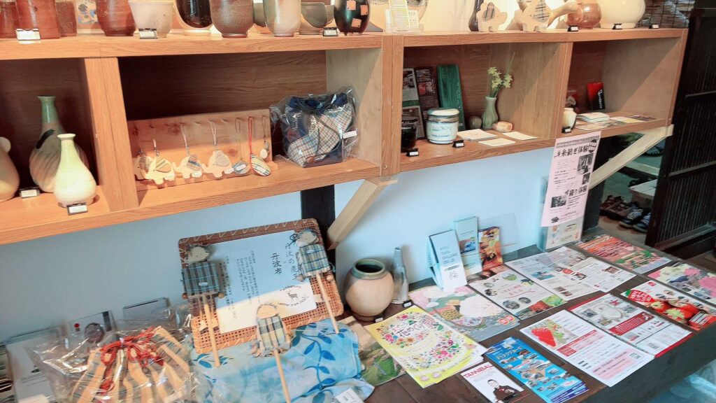 三津屋妹尾の入り口にある小物