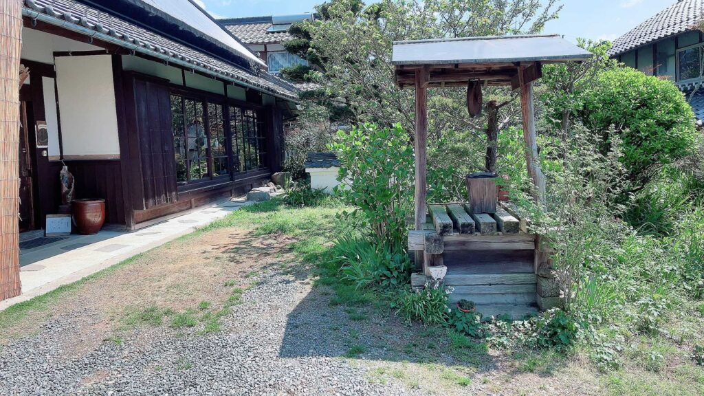 三津屋妹尾の井戸が見える外観