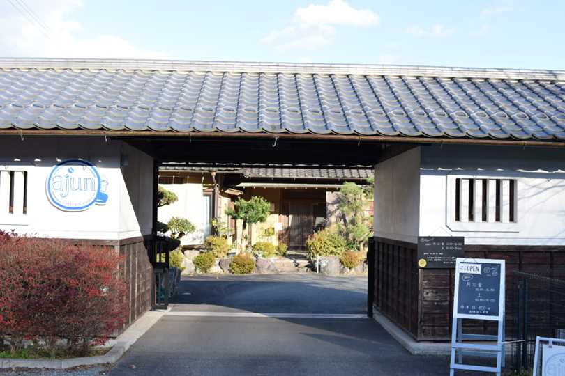 アジュンコーヒーの門